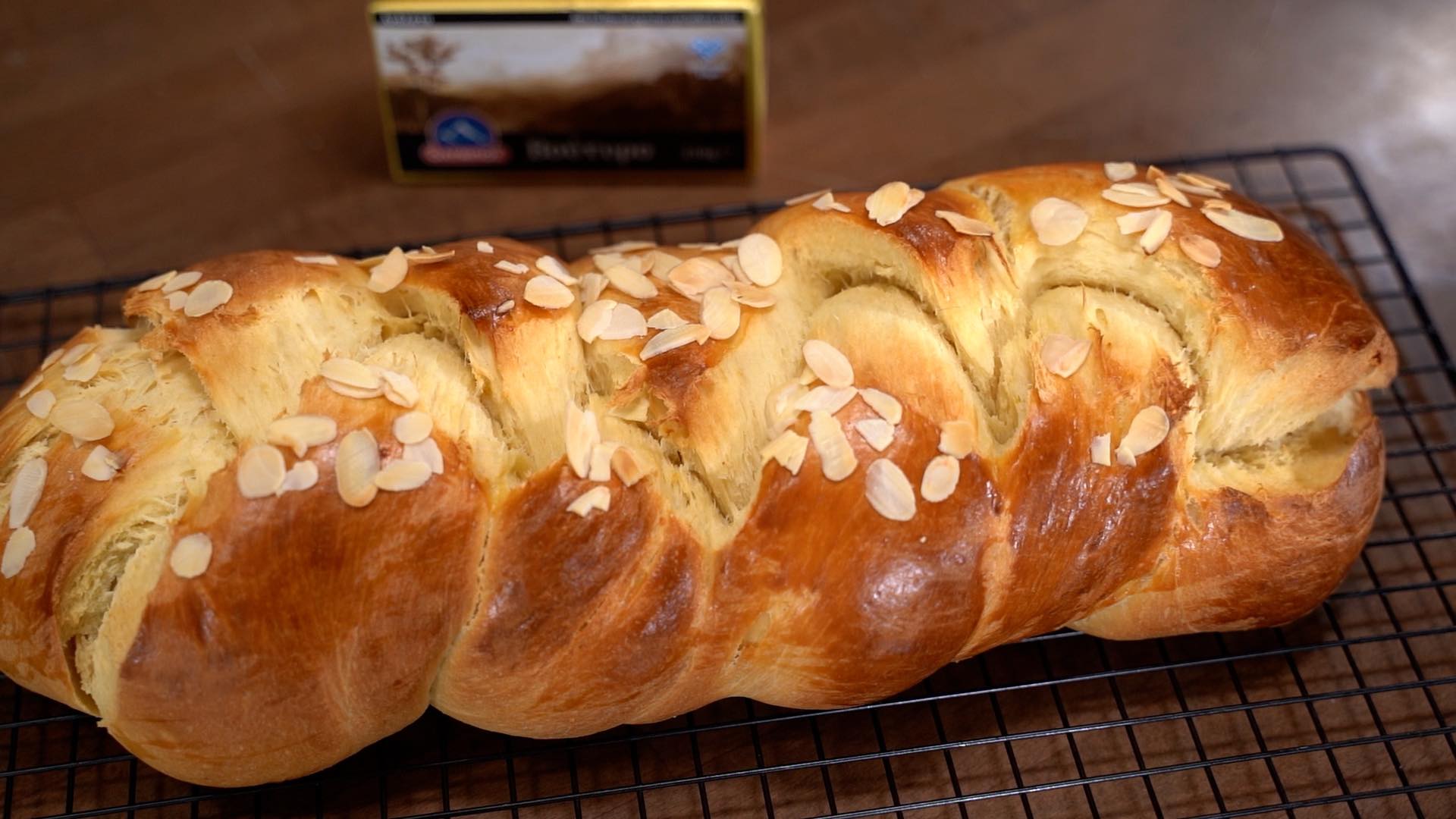 Αφράτο -πολίτικο- τσουρέκι- με- ίνες-