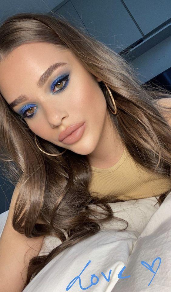 μπλε-σκιά-στα-μάτια-ιδέες-για-μακιγιάζ-την-Άνοιξη-Καλοκαίρι 2022-