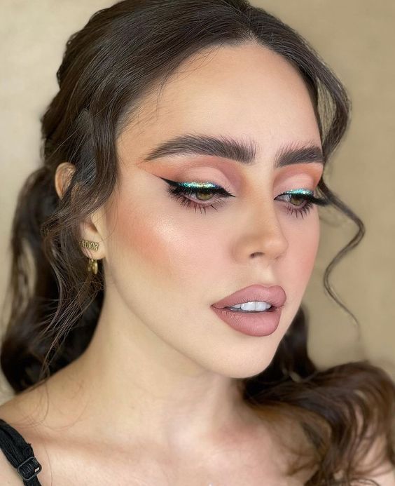 γκλίτερ-στα-μάτια-ιδέες-για-μακιγιάζ-την-Άνοιξη-Καλοκαίρι 2022-