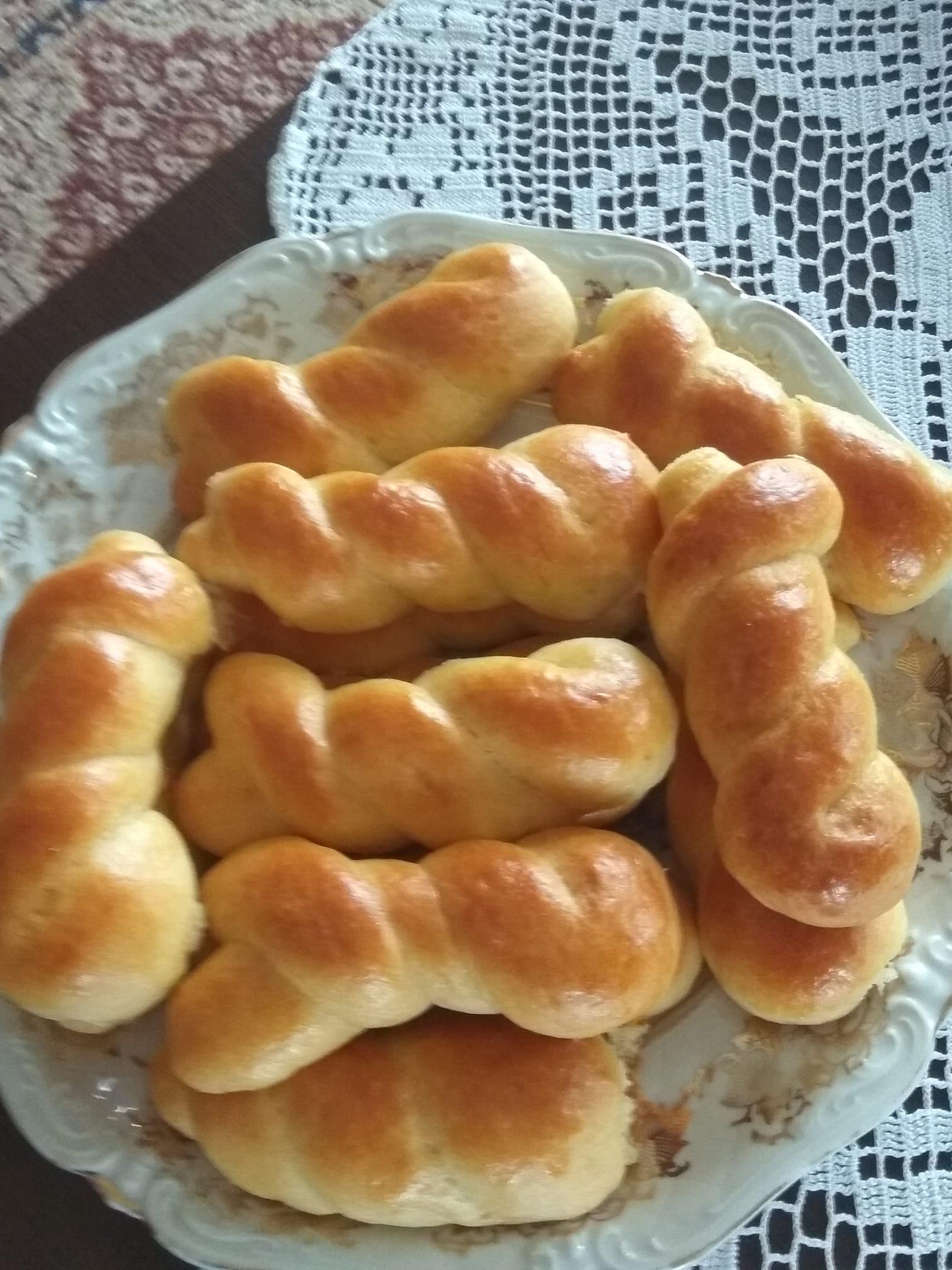 Τα τσουρεκάτα πασχαλινά κουλουράκια της Γκόλφως