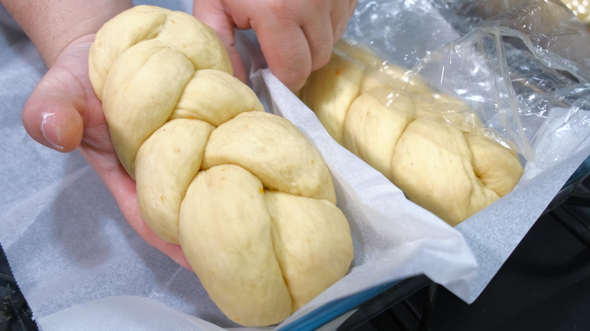 συνταγή-για-τσουρέκια-με-πορτοκαλάδα-