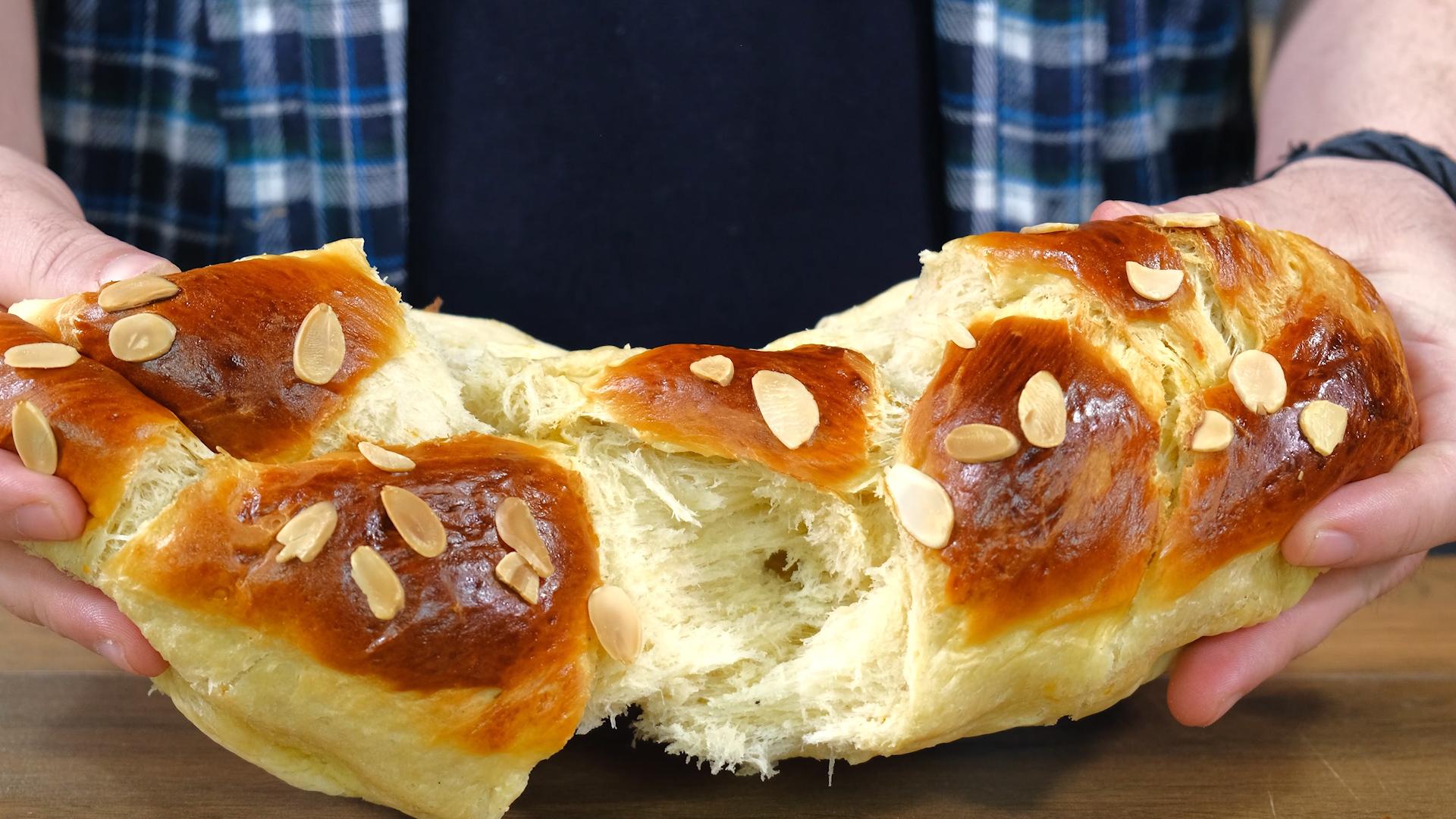 συνταγή-για-τσουρέκια-με-πορτοκαλάδα-