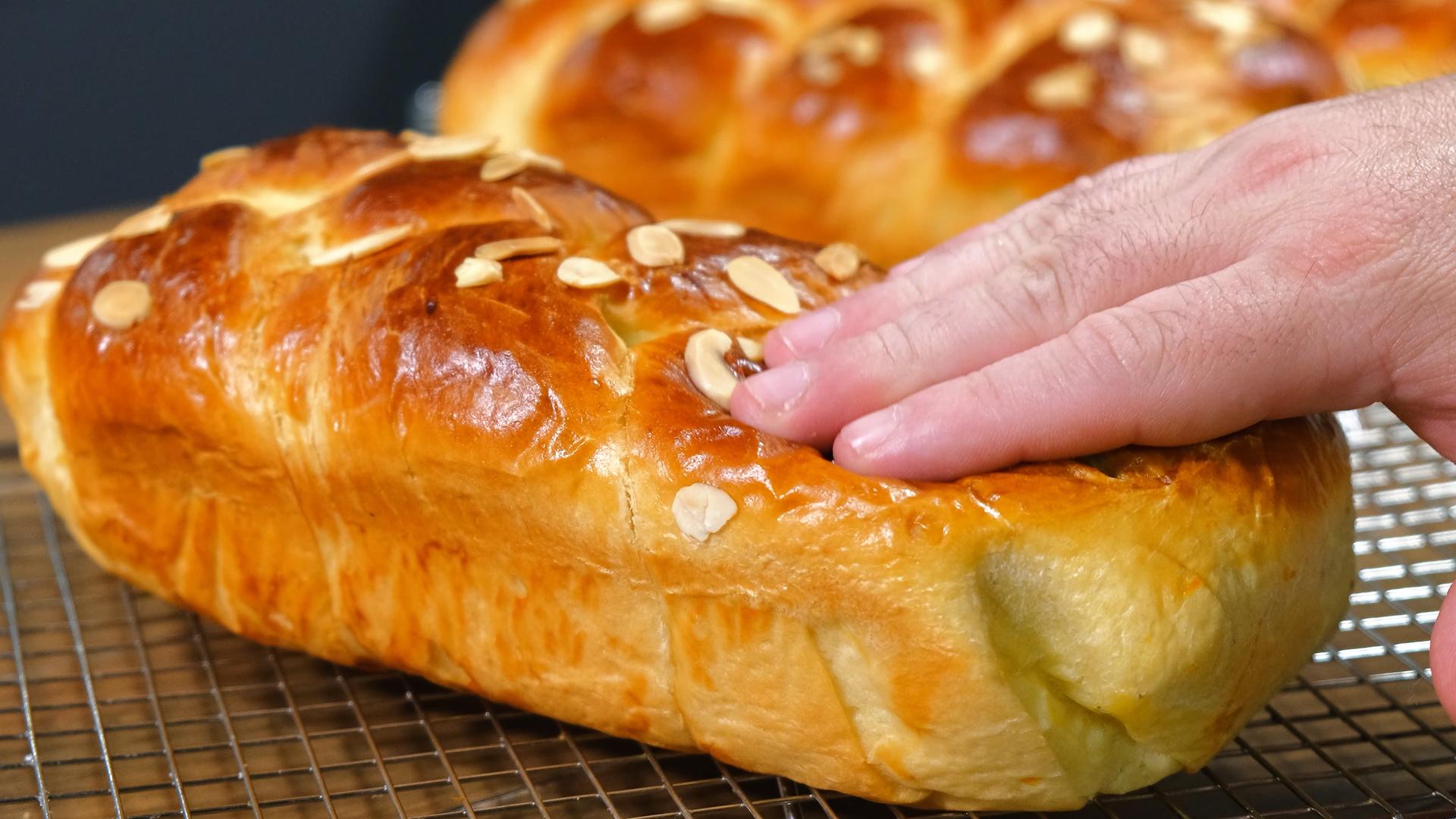 συνταγή-για-τσουρέκια-με-πορτοκαλάδα-