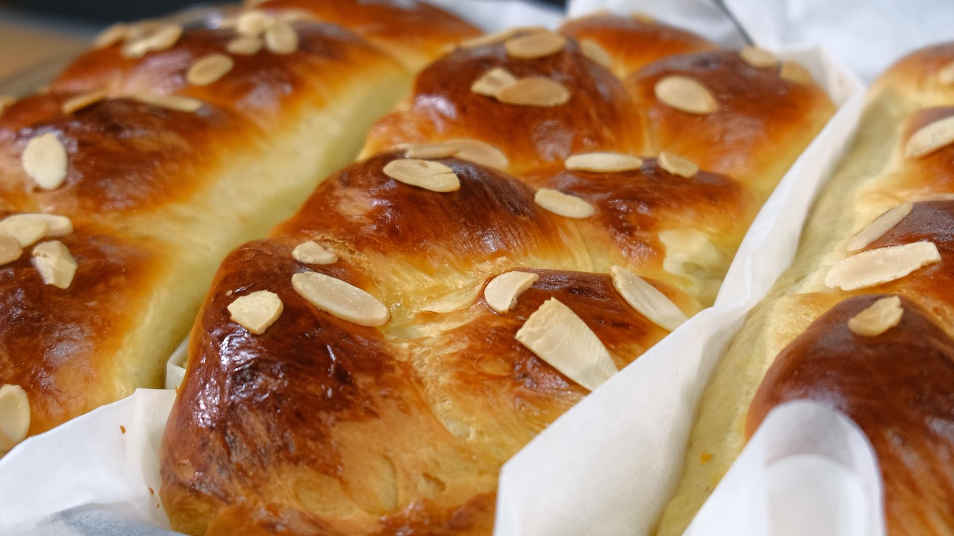 συνταγή-για-τσουρέκια-με-πορτοκαλάδα-