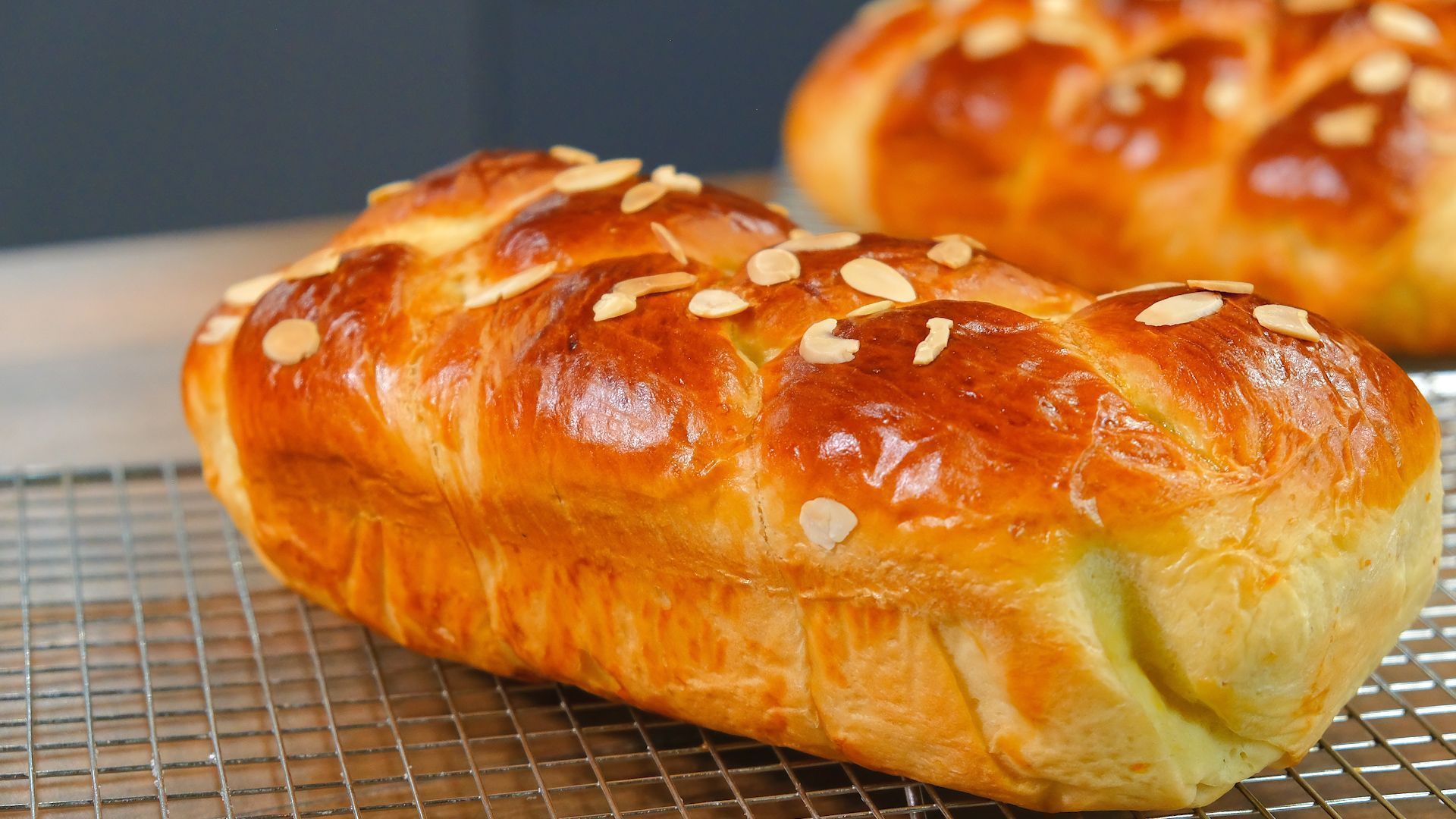 συνταγή-για-τσουρέκια-με-πορτοκαλάδα-