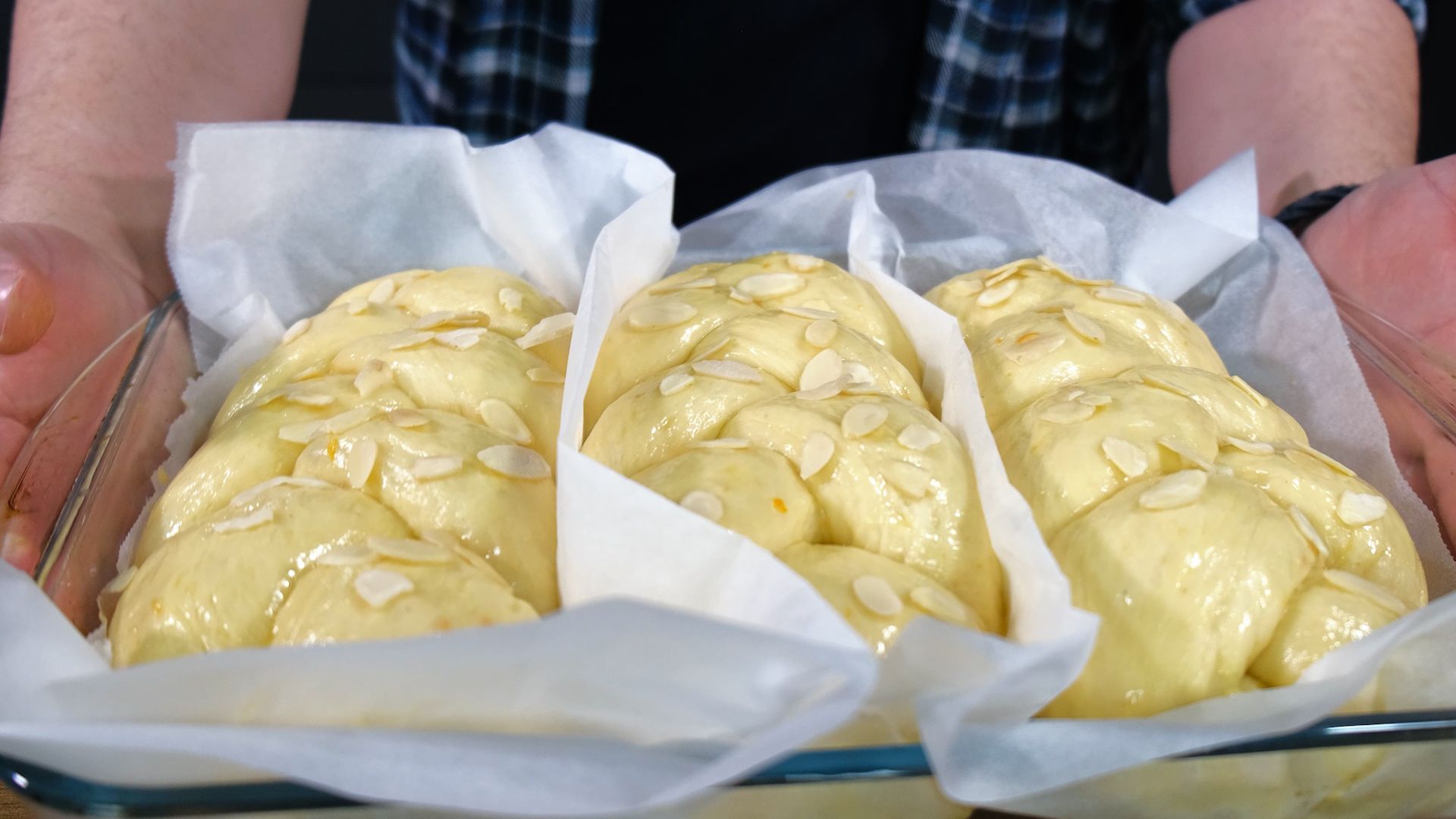 συνταγή-για-τσουρέκια-με-πορτοκαλάδα-