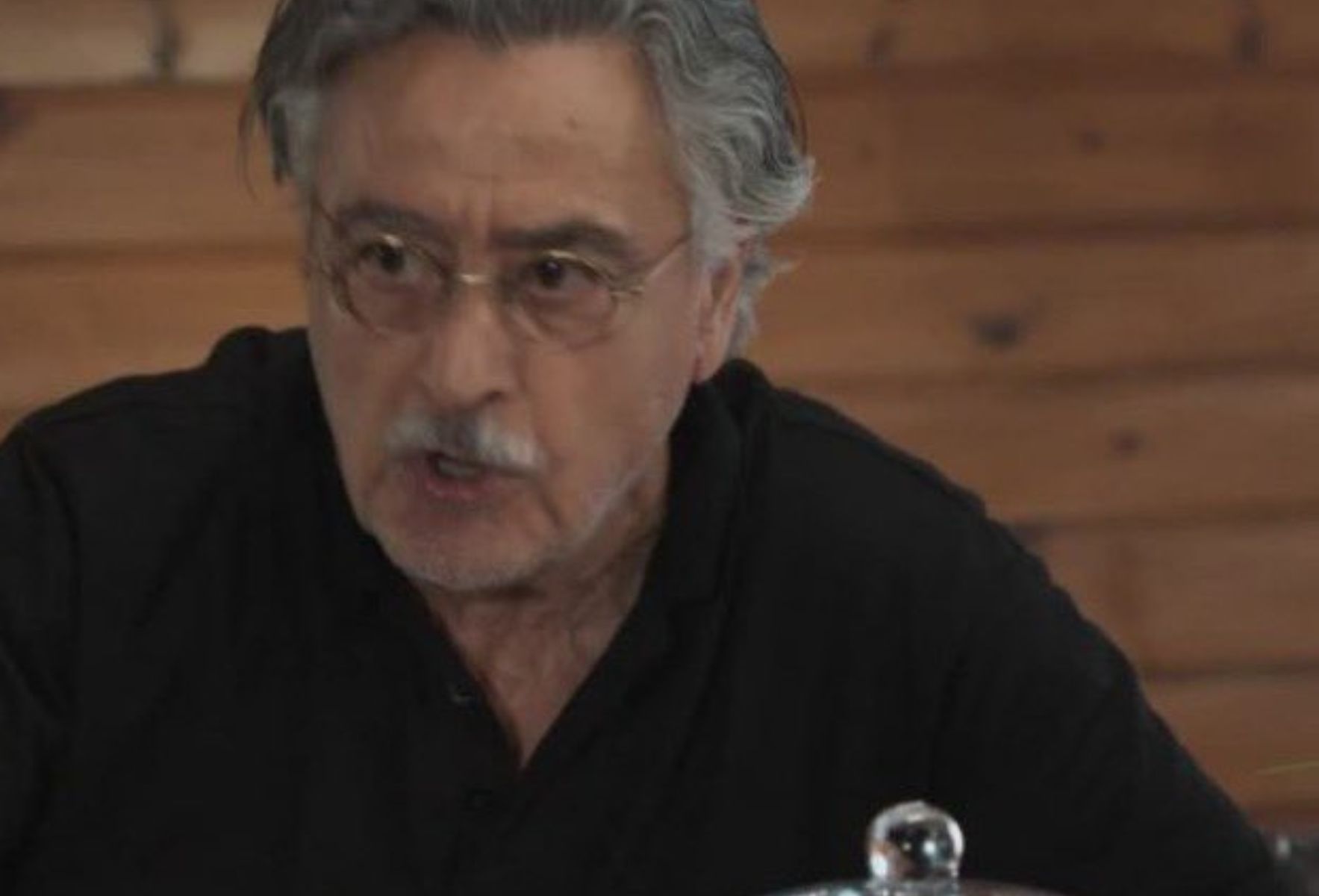 Γη της Ελιάς: Ο Ισίδωρος έξαλλος διώχνει την Αντιγόνη από το σπίτι. Γη της Ελιάς: Ο Ισίδωρος έξαλλος με την Αντιγόνη την διώχνει από το σπίτι