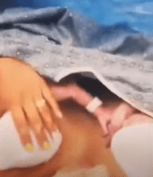 δίδυμα-αδέρφια-κρατιούνται-χέρι-χέρι-μετά-την-γέννησή-τους-