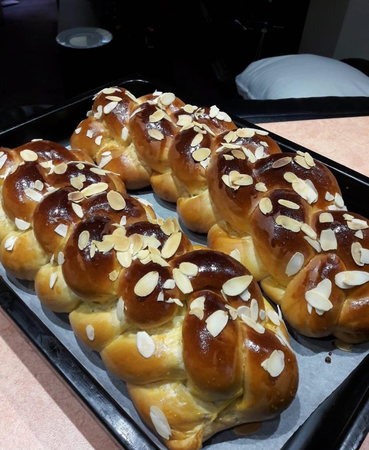 Τσουρέκια με 4 και 6 κορδόνια