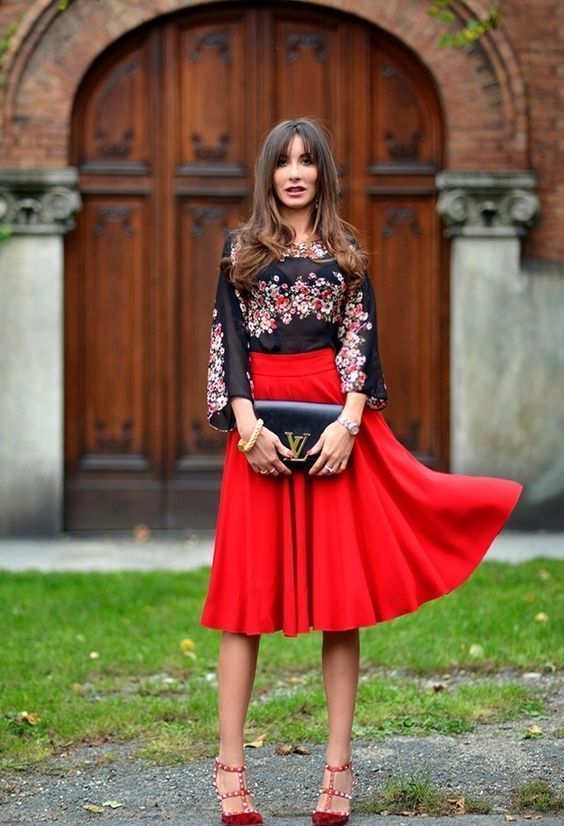 μαύρη-φλοράλ-πουκαμίσα-με-μάξι-κόκκινη φούστα-ιδέες-για-ντύσιμο-την-Ανάσταση 2022-