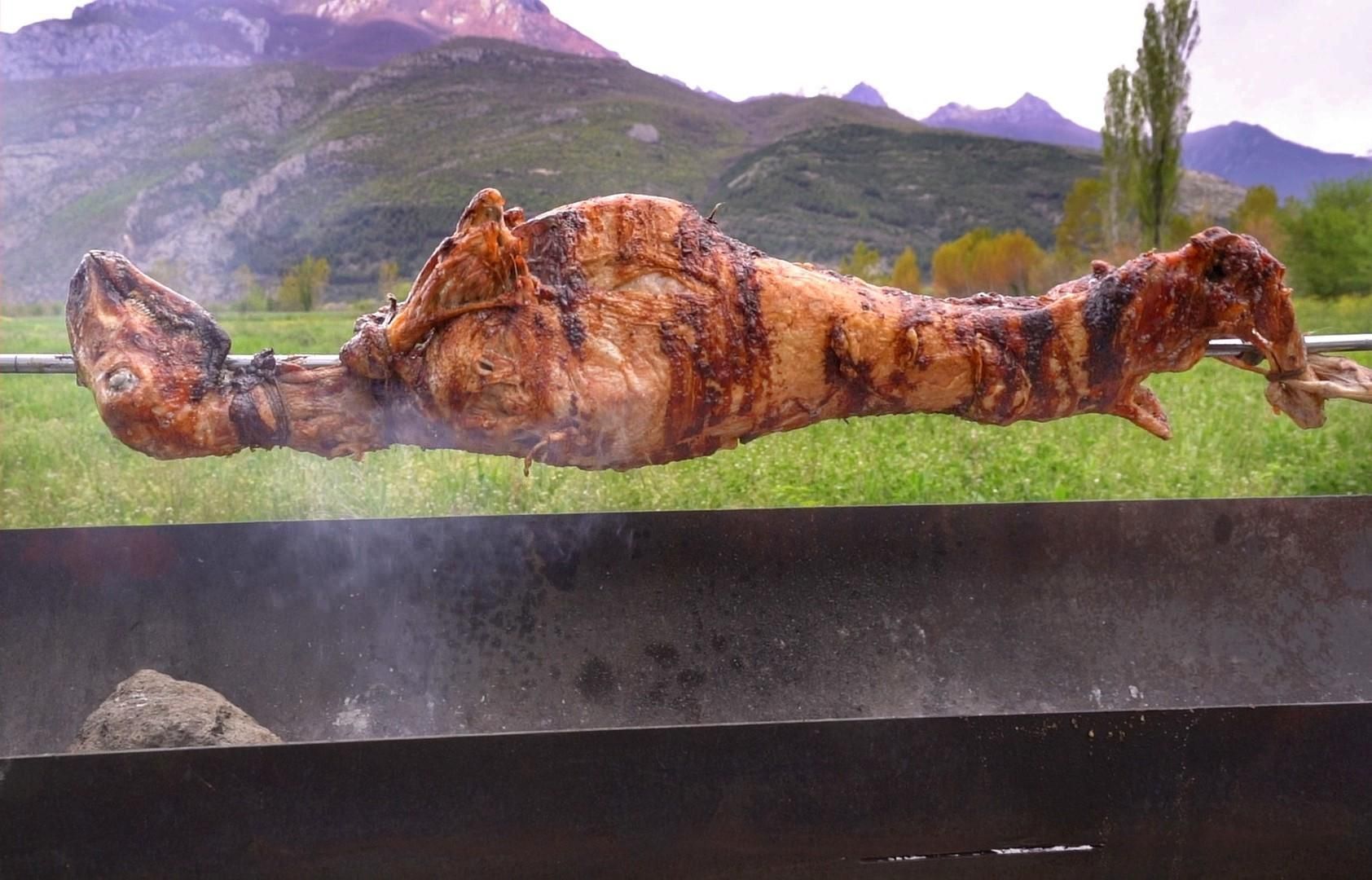 Παραδοσιακό-αρνί -στην -σούβλα-