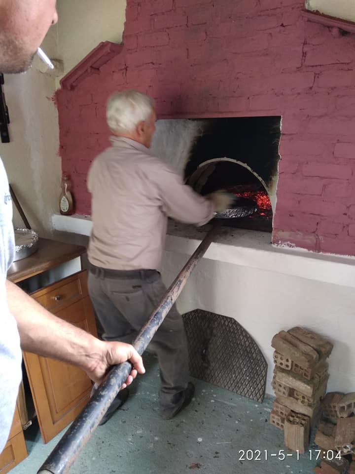 αρνί-στον-φούρνο-με-τα-ξύλα-για-το-Πάσχα-συνταγή-