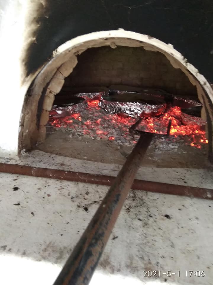 αρνί-στον-φούρνο-με-τα-ξύλα-για-το-Πάσχα-συνταγή-