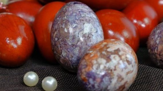 Πασχαλινά-αυγά-με-μαρμάρινο-σχέδιο-από-κρεμμύδια-συνταγή-