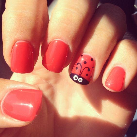 κόκκινα-πασχαλινά νύχια-με-πασχαλίτσες-ιδέες-