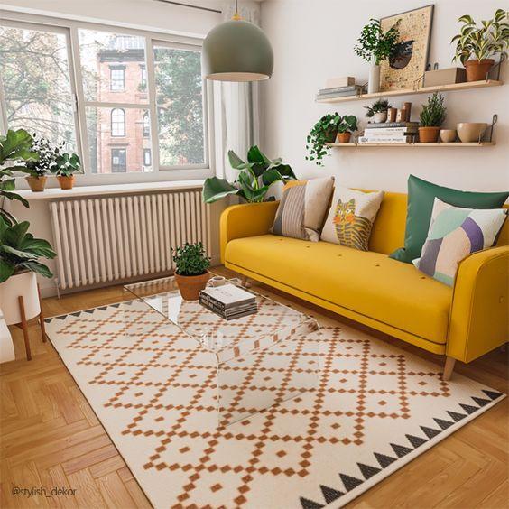κίτρινος-καναπές-στο-σαλόνι-με-φυτά εσωτερικού χώρου-ιδέες-