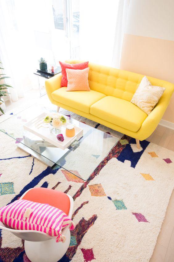 κίτρινος-καναπές-με-ροδακινί-μαξιλάρια καναπέ-ιδέες- κίτρινος-καναπές-με-ροδακινί-μαξιλάρια καναπέ-ιδέες-