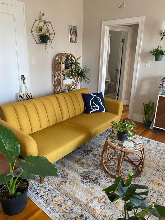 κίτρινος-καναπές-με-φυτά-εσωτερικού-χώρου-