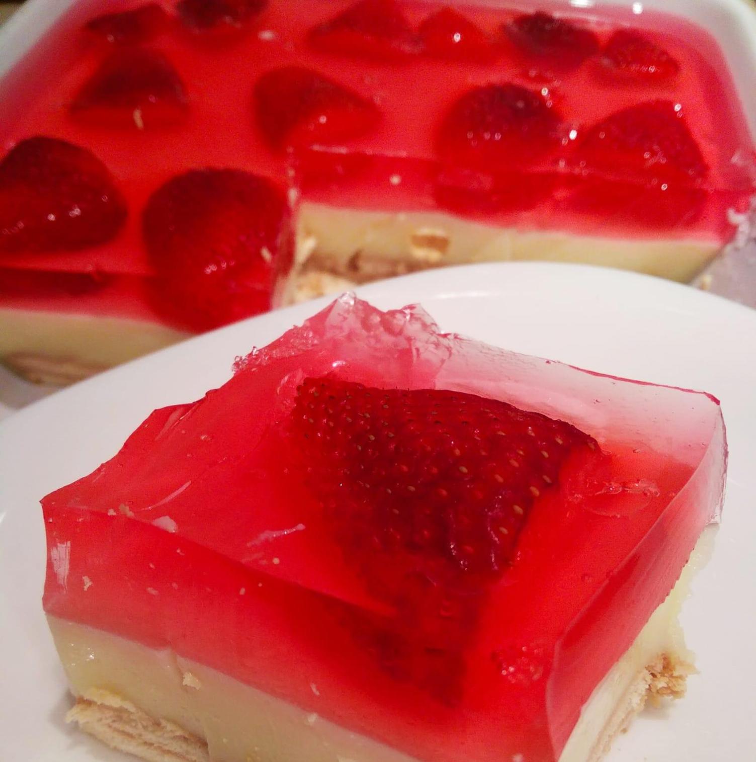 Πασχαλινό γλυκό : Μπισκοτόγλυκο με ζελέ φράουλας
