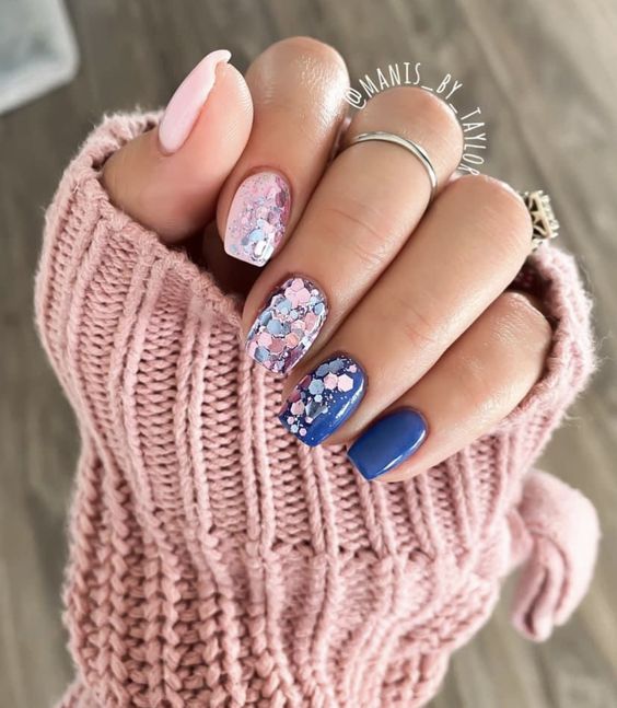 ροζ-και-μπλε-νύχια-με-στρας-ιδέες-