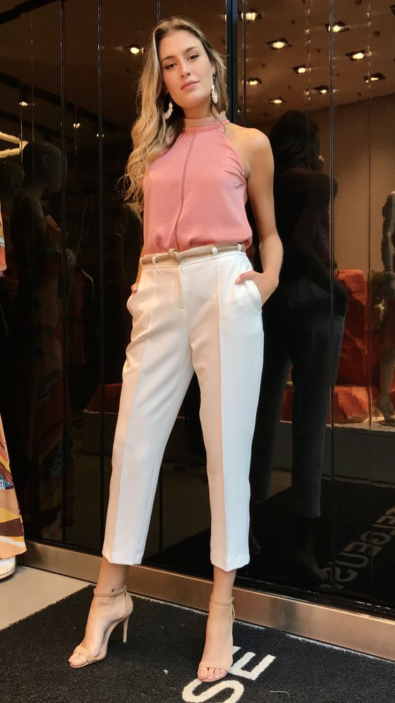 ροζ-τοπ-με-λευκό παντελόνι-για-τον-Μάιο 2022-ιδέες-