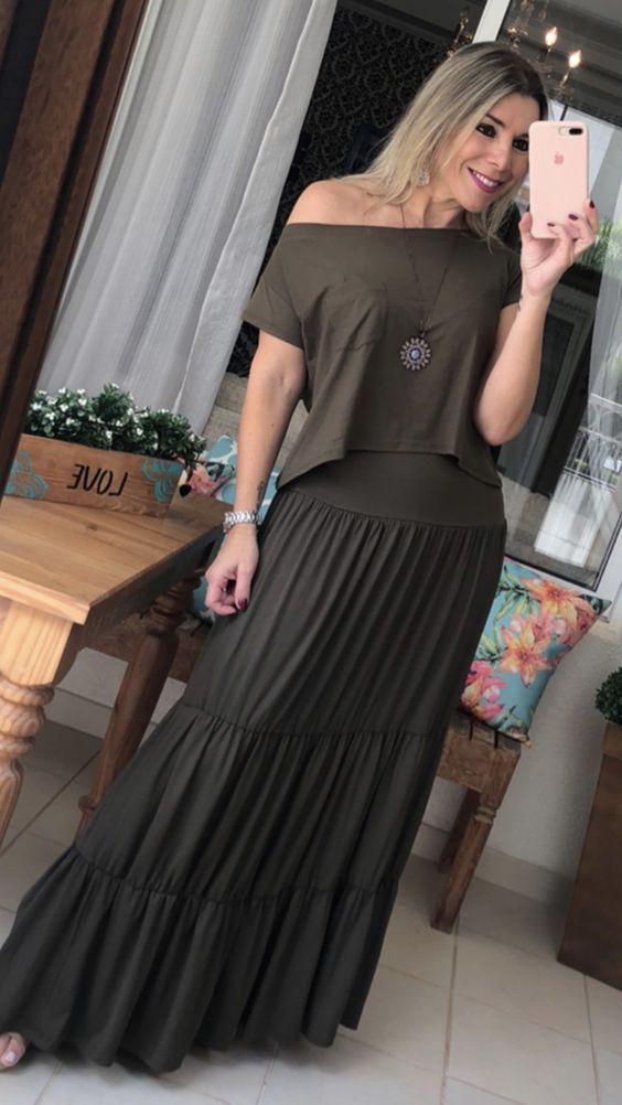 χακί-μπλούζα-και-χακί φούστα-ιδέες-