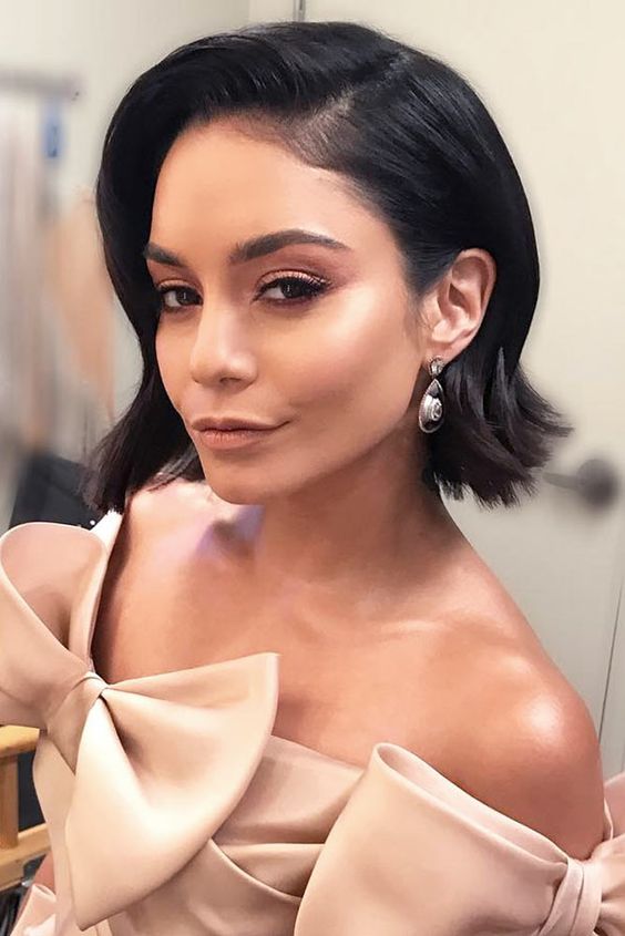 αυστηρό-καρέ-με-ίσια μαλλιά-ιδέες-για-τον-Μάιο 2022-