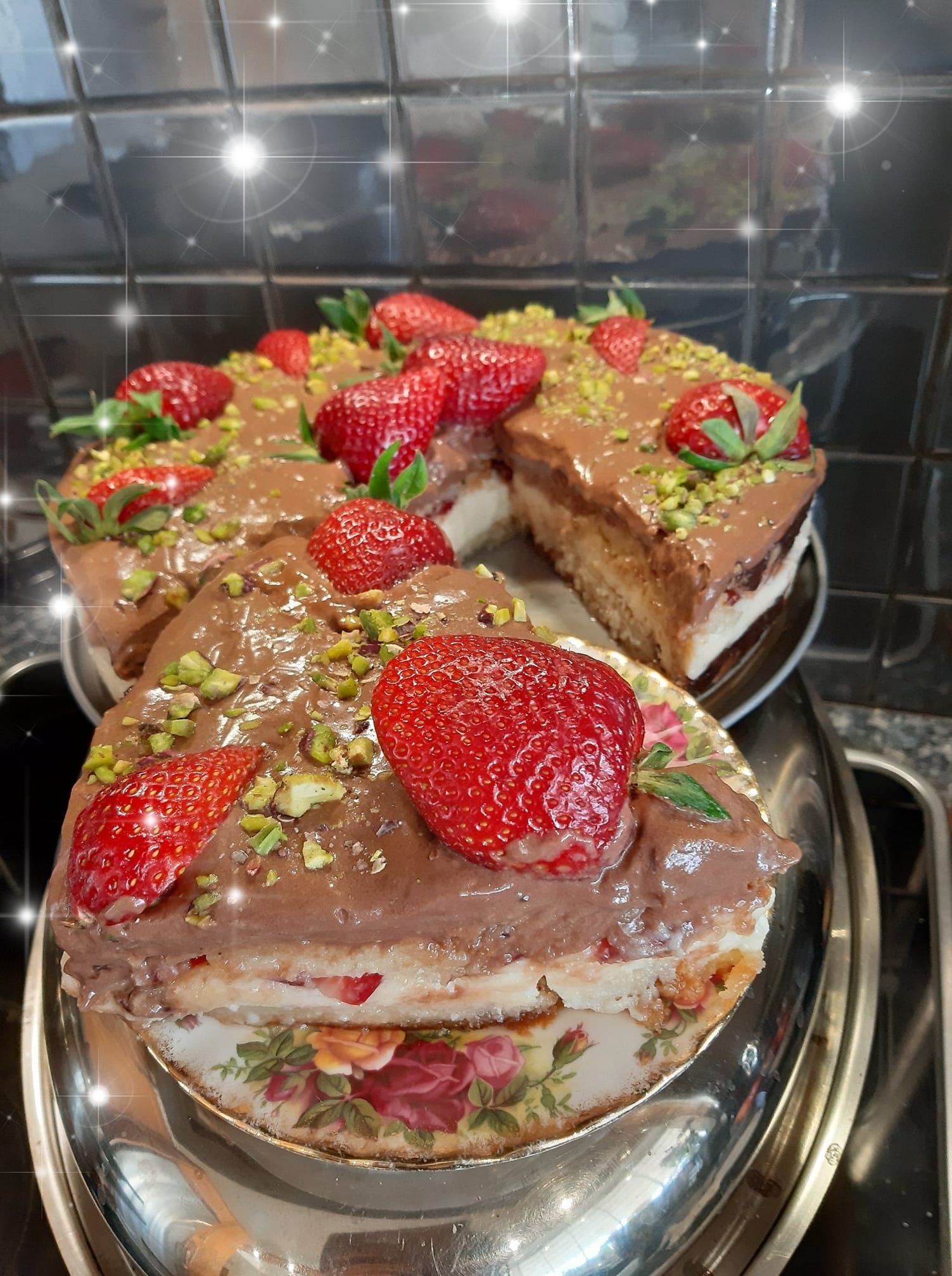 Σοκολατένιο -γλυκό- με- τσουρέκι- που- περίσσεψε -και- φράουλες-