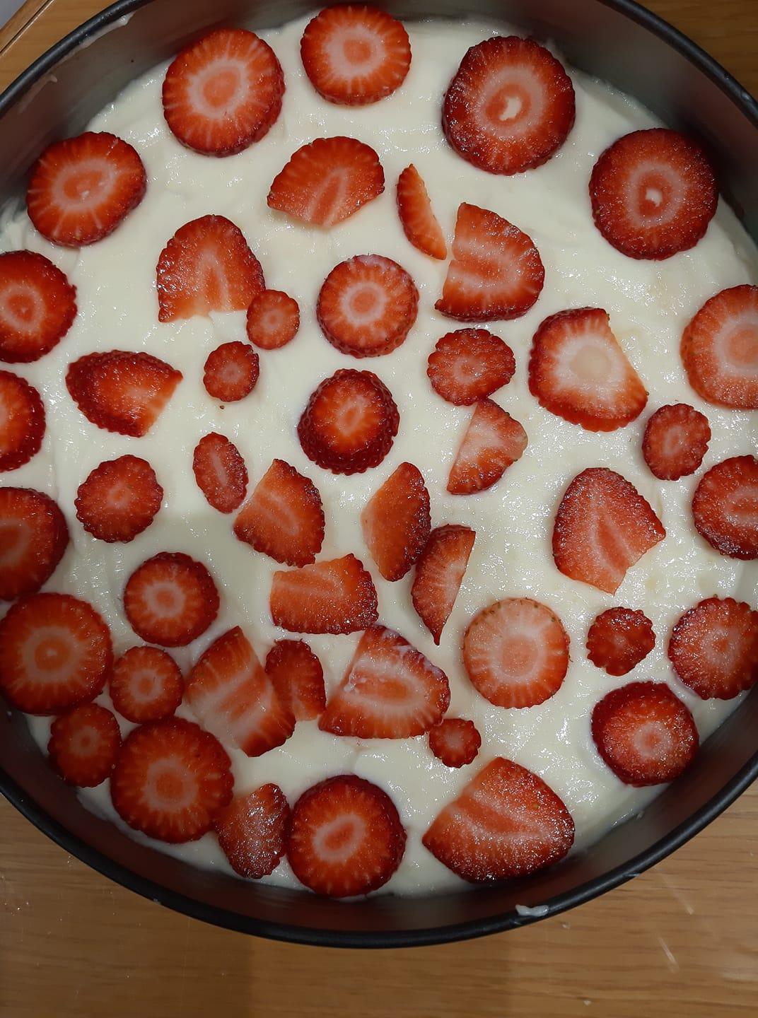 Σοκολατένιο -γλυκό- με- τσουρέκι- που- περίσσεψε -και- φράουλες-