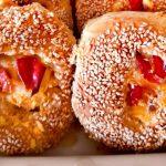 κουλούρια Θεσσαλονίκης-με-φέτα-ντομάτα-και-πιπεριές Φλωρίνης-συνταγή-