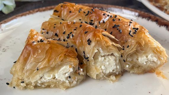 στριφτή -τυρόπιτα- με- φύλλο- κρούστας- στριφτή -τυρόπιτα- με- φύλλο- κρούστας-