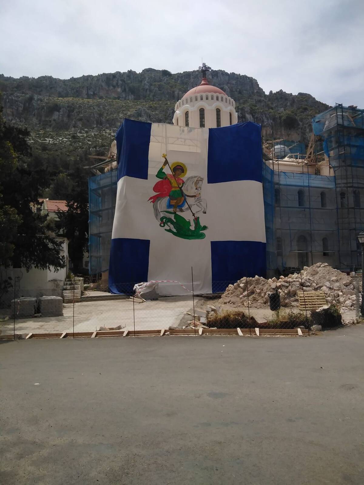 Στράτος Μυλωνάς : Ο άνθρωπος που ζωγράφισε τον Άγιο Γεώργιο στην τεράστια ελληνική σημαία που αναρτήθηκε στο Καστελόριζο