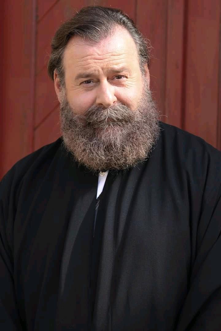 Άγριες Μέλισσες : Ο Παπά Μιχάλης έπιασε τον Μάη (εικόνες)