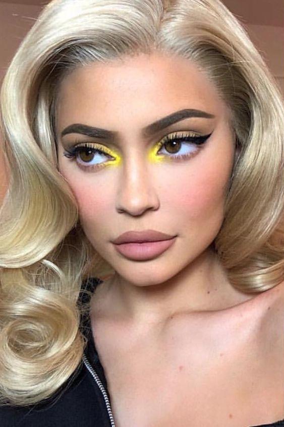 κίτρινη-και-μπεζ-σκιά-στα-μάτια-το-Καλοκαίρι 2022-ιδέες- κίτρινη-και-μπεζ-σκιά-στα-μάτια-το-Καλοκαίρι 2022-ιδέες-