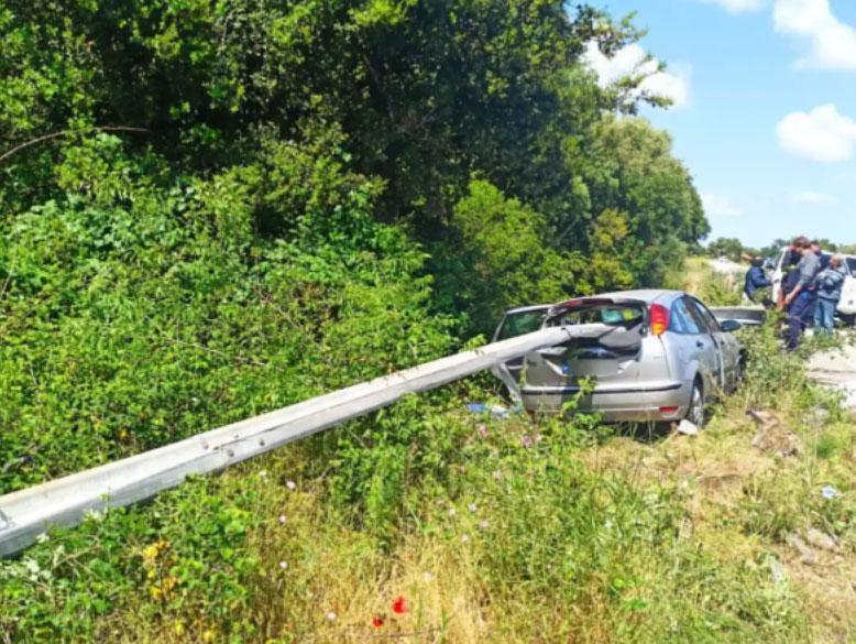 Αμφιλοχία-Αυτοκίνητο-διαπέρασε-της-προστατευτικές-μπάρες-Ένας-νεκρός