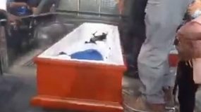 Σοκ: Γυναίκα αναστήθηκε στην κηδεία της και πέθανε ξανά στο νοσοκομείο αργότερα