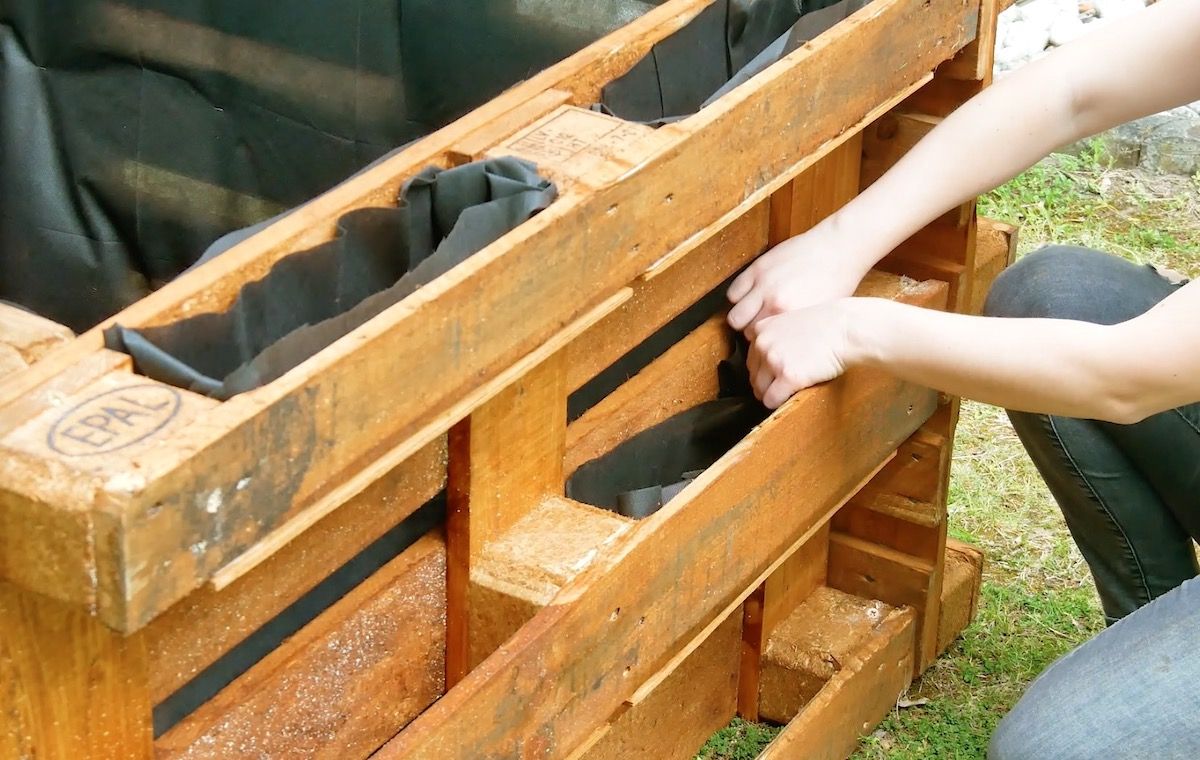 diy-κατασκευή-υπερυψωμένο παρτέρι-με-παλέτες-