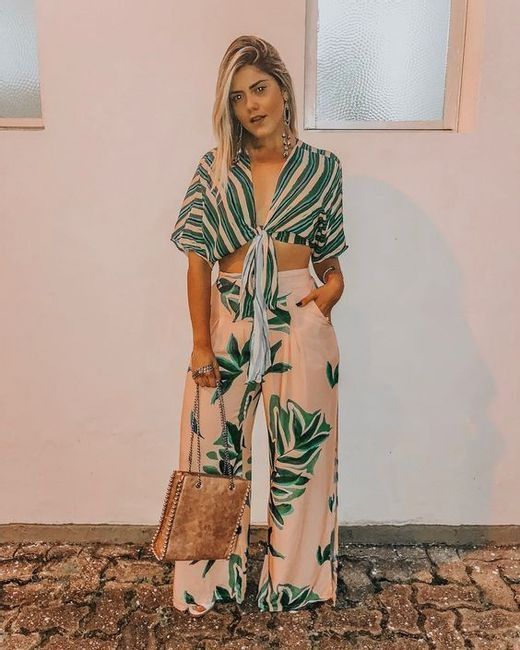 φλοράλ-παντελόνα-με-πράσινο τοπ-ιδέες-για-το-Καλοκαίρι 2022-