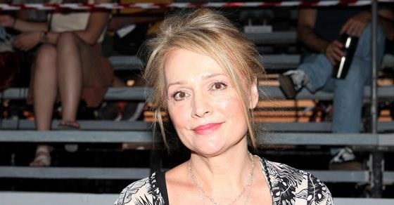 Η Γη της Ελιάς: Η θετή μητέρα του παιδιού διώχνει με τις κλωτσιές τον Ισίδωρο