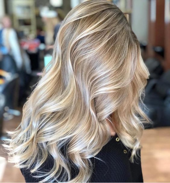 ιδέες-για-milky blonde-μαλλιά-σε-κυματιστά μαλλιά-Καλοκαίρι 2022-
