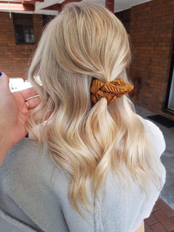 ιδέες-για-milky blonde-μαλλιά-σε-κυματιστά μαλλιά-Καλοκαίρι 2022-