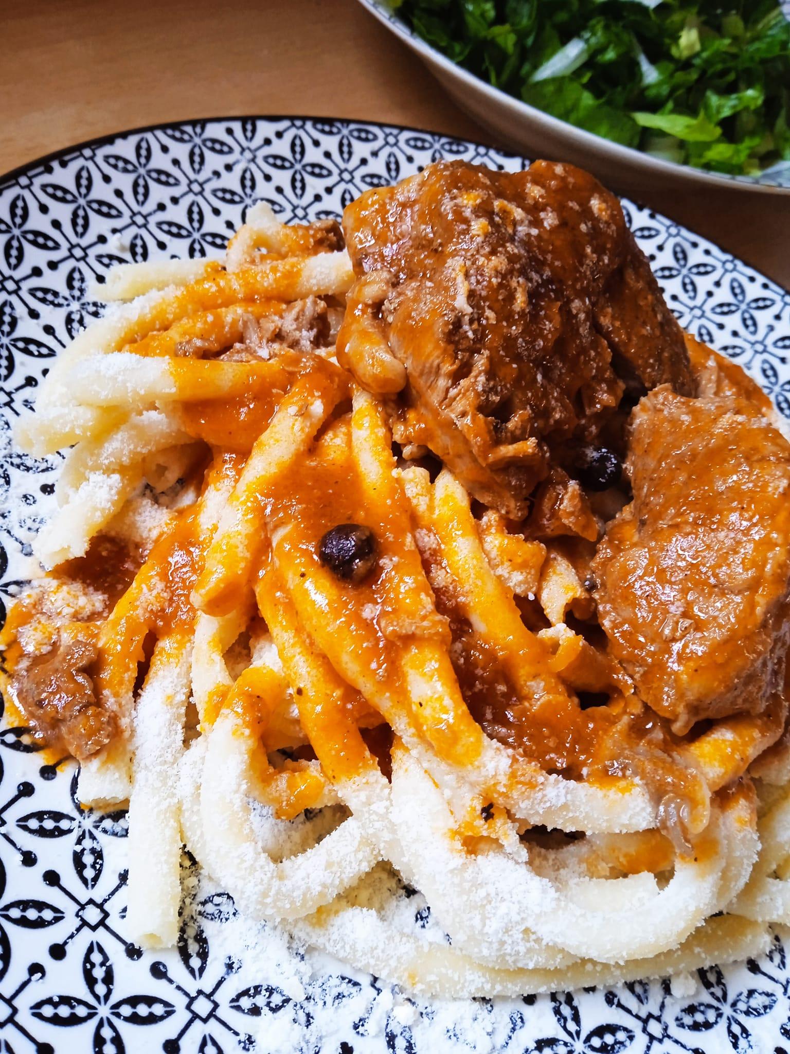 Αρνάκι -κοκκινιστό- με -χοντρά- μακαρόνια -