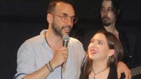 Η Νικόλ Σαραβάκου τραγουδάει με τον Μουζουράκη και οι γονείς της την θαυμάζουν! (εικόνες)
