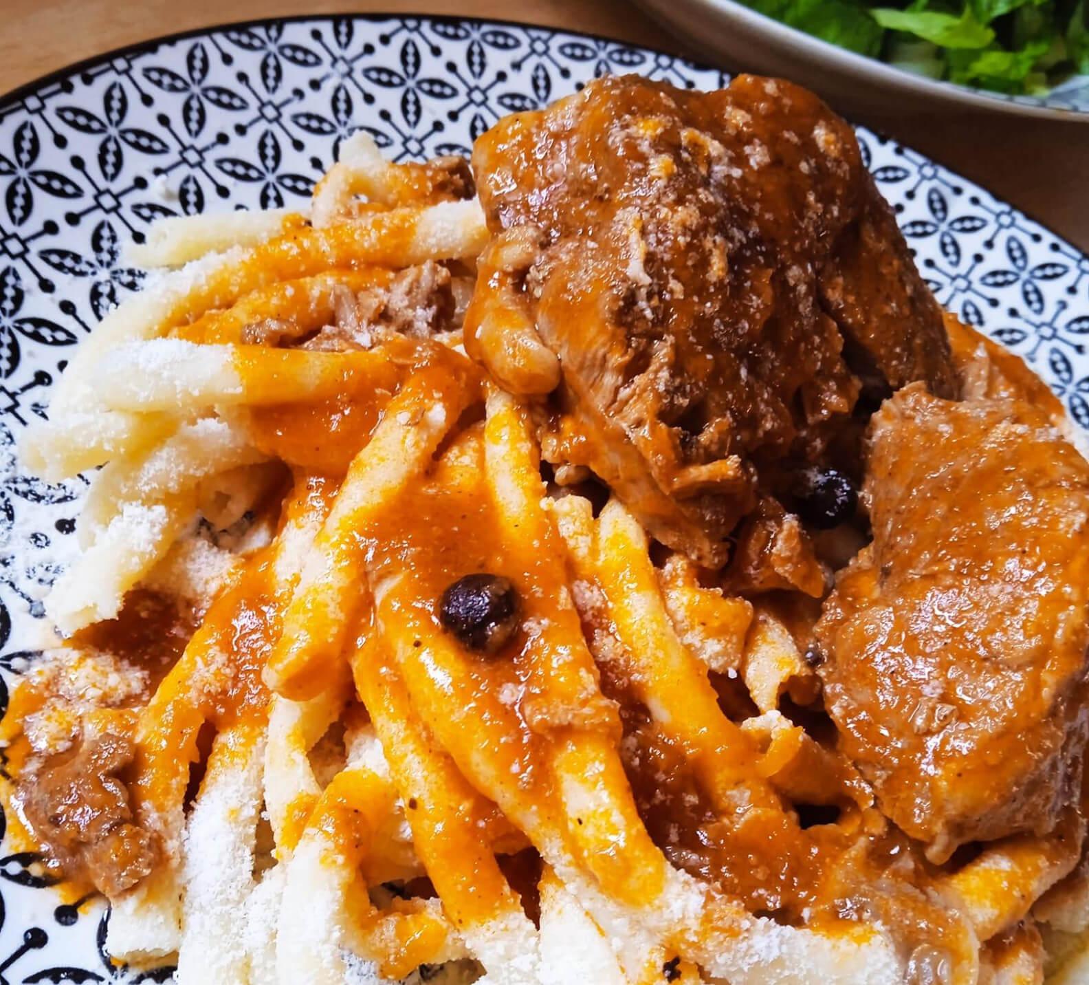 Αρνάκι κοκκινιστό με χοντρά μακαρόνια