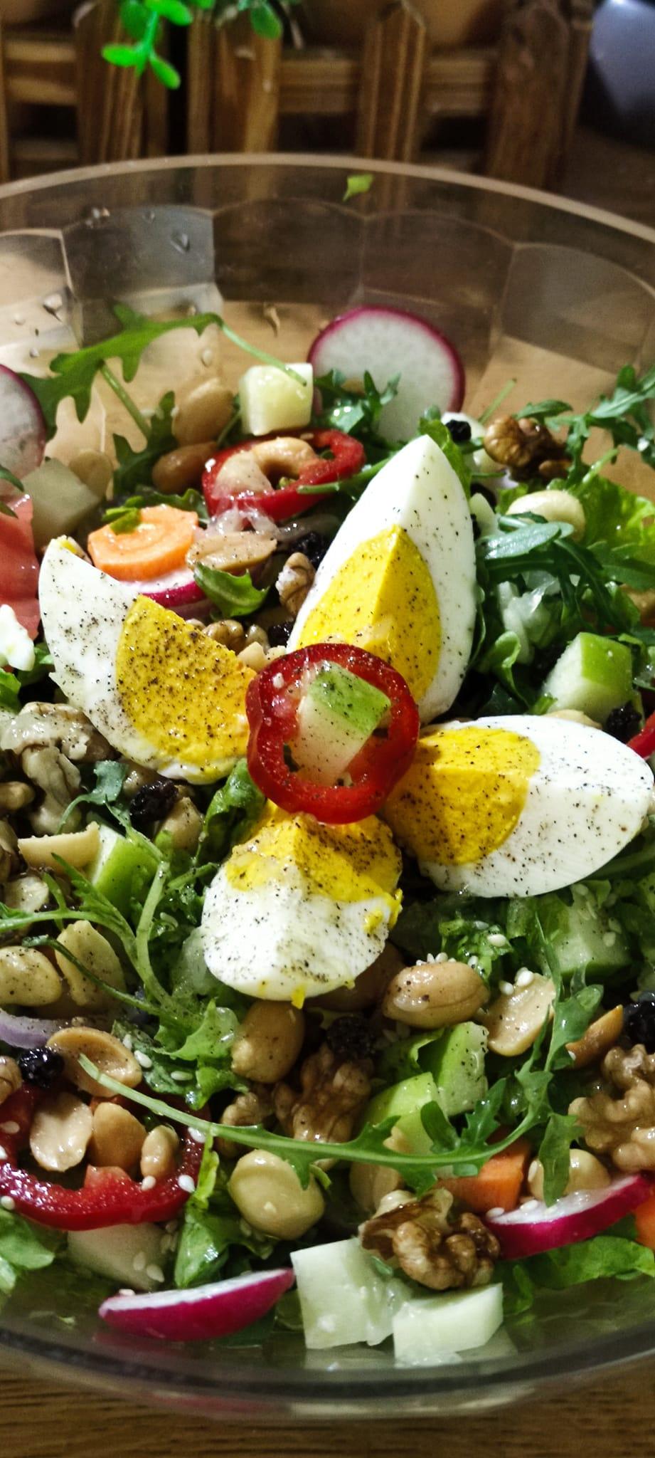 Πολυσάλατα -με -αυγά-