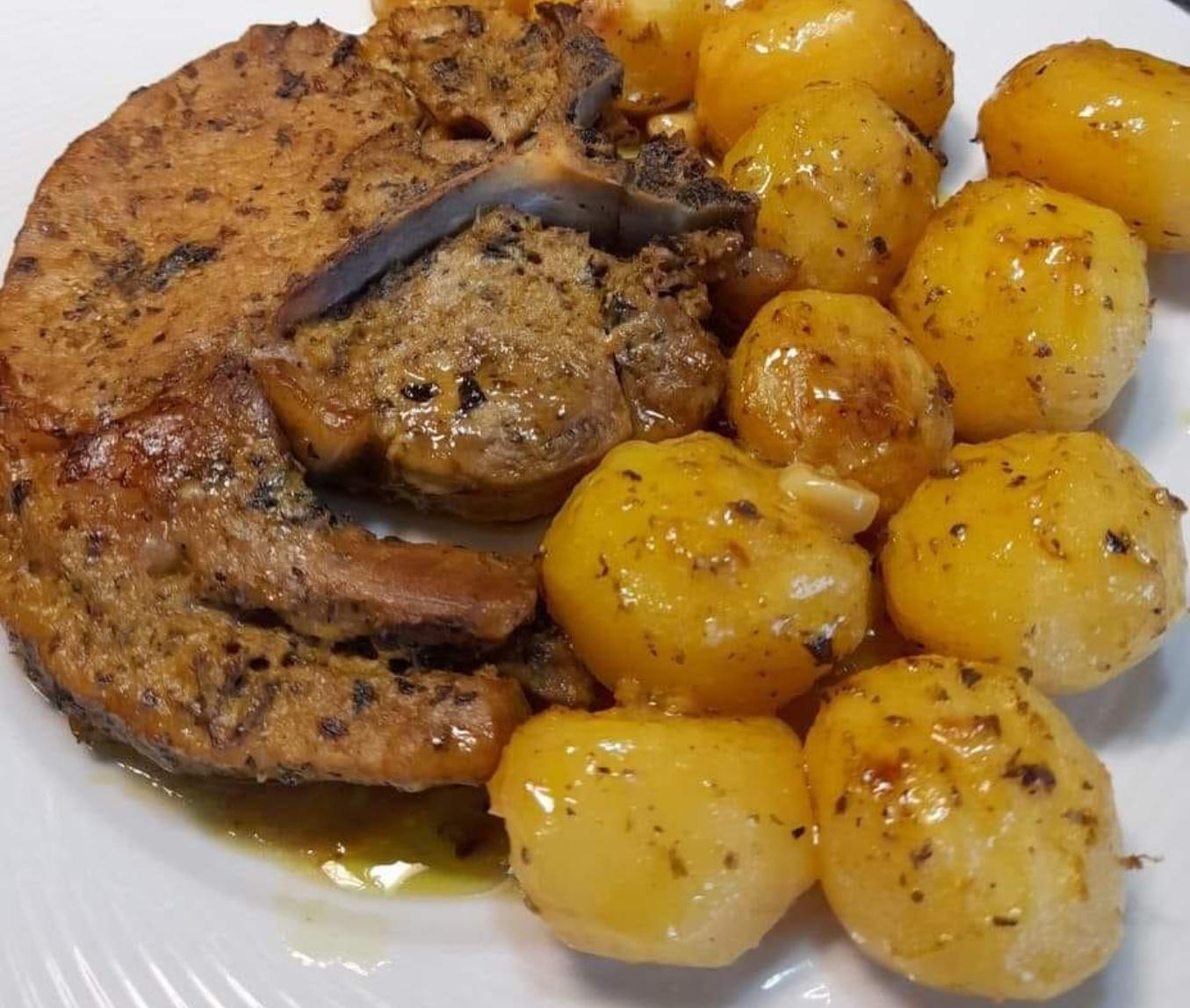 Χοιρινές μπριζόλες T-bone Χοιρινές μπριζόλες T-bone