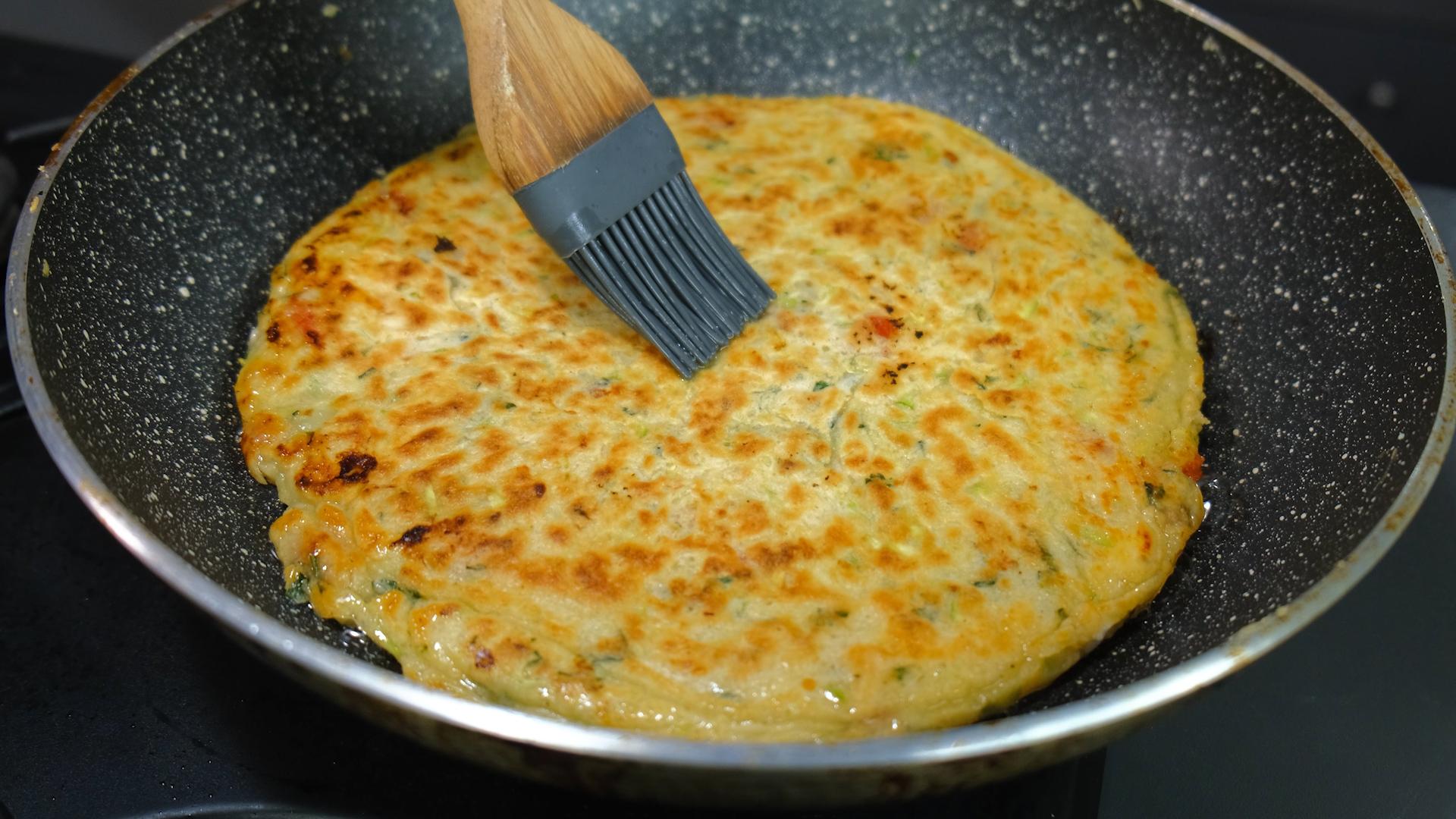 Ζύμη -για- κρέπες- με- κολοκυθάκια- και- ντομάτα-