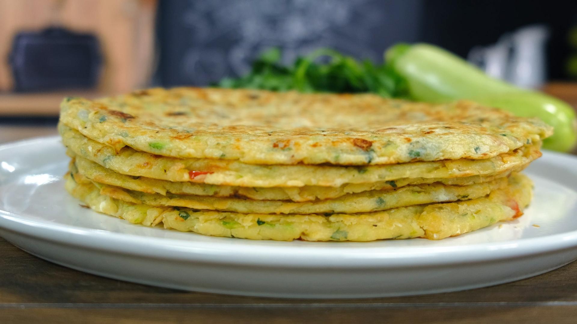 Ζύμη -για- κρέπες- με- κολοκυθάκια- και- ντομάτα-