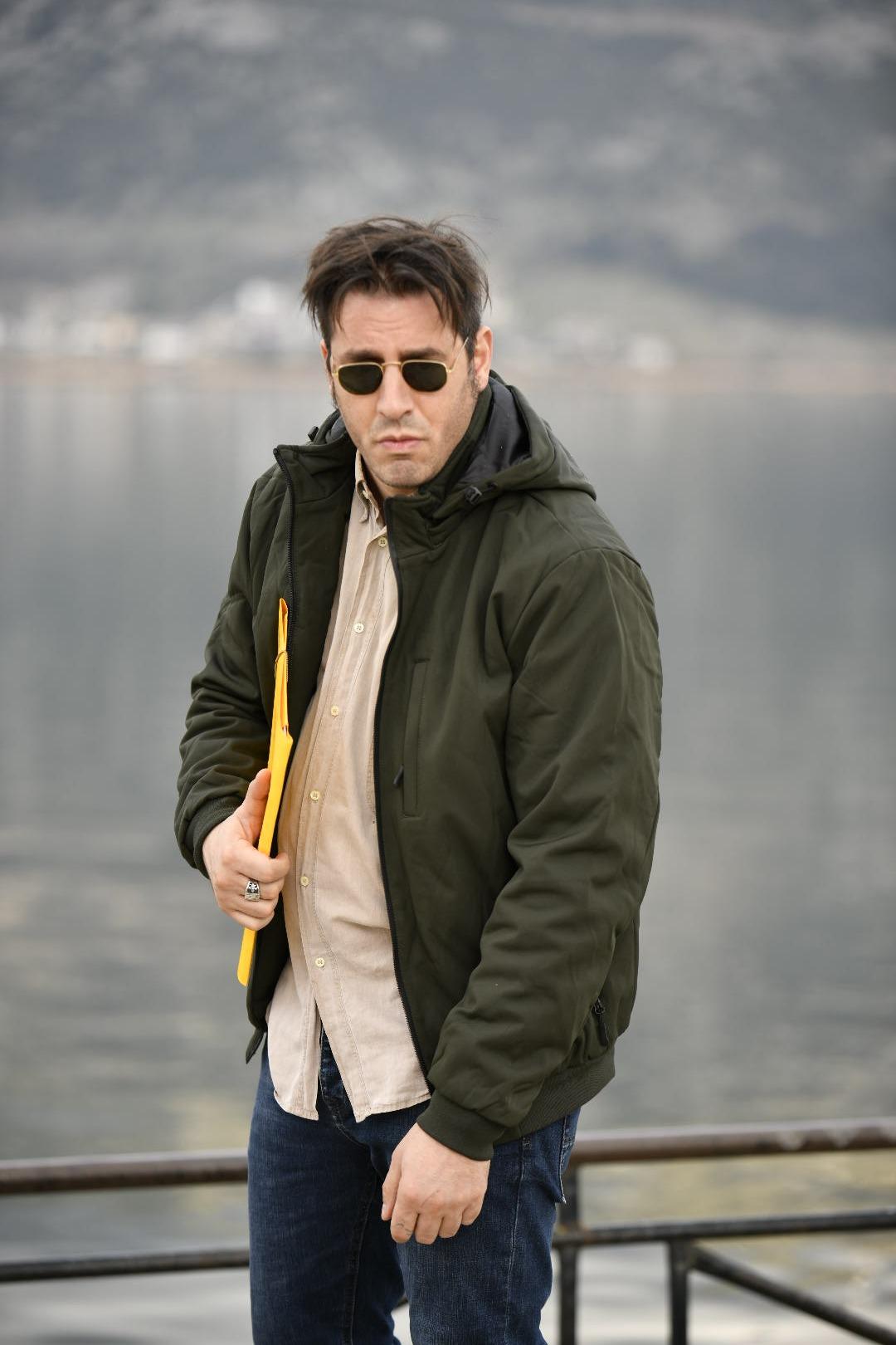 Σασμός: Πασίγνωστος ηθοποιός δημοσιεύει φωτό από όταν ήταν παιδί