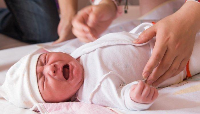 Σαράντα μέρες το μωρό στο σπίτι: Μήπως βλάπτει το παιδί;